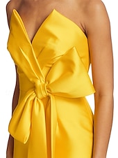 abordables Robes de cocktail-Robe cocktail fourreau  colonne robe invitée de mariage robe formelle de mariage longueur thé sans manches décolleté en V robe jaune satin avec nœud(s)