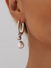 voordelige Damesoorbellen-chique asymmetrische creolen voor dames met parel- en metalen bolversieringen - modern en elegant, geschikt voor modieuze vrouwen om te dragen voor dagelijkse en avondgelegenheden