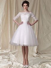 levne Krátké bílé šaty-Šaty na zásnuby malé bílé svatební šaty A-line off shoulder půl rukávu po kolena saténové svatební šaty s páskem  stuhou a sklady