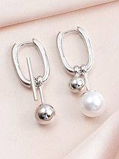 voordelige Damesoorbellen-chique asymmetrische creolen voor dames met parel- en metalen bolversieringen - modern en elegant, geschikt voor modieuze vrouwen om te dragen voor dagelijkse en avondgelegenheden