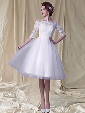 levne Krátké bílé šaty-Šaty na zásnuby malé bílé svatební šaty A-line off shoulder půl rukávu po kolena saténové svatební šaty s páskem  stuhou a sklady