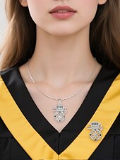 economico Collana da donna-Set di collana e spilla con bussola di laurea 2025 - gioielli in argento con ciondolo a forma di berretto e diploma, un regalo motivazionale per laureate, studentesse e laureandi
