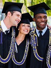 abordables Bufandas de mujer-Corona de graduación de la clase de 2025: collar de cinta trenzada con letras de graduación y dije de sombrero, regalo de recuerdo hecho a mano para la ceremonia de graduación de la escuela secundaria y la universidad.