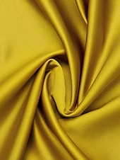 economico GIALLO-Abito da sera A-Line per matrimonio in spiaggia elegante abito formale per matrimonio lunghezza del pavimento senza maniche scollo a V in raso con fiore sulla spalla