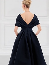 abordables Robes de cocktail-Robe cocktail A-Line bleue robe élégante formelle de mariage longueur cheville à manches courtes épaules dénudées en satin avec impression florale brodée poche