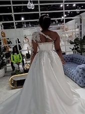 preiswerte Luxuriöse Hochzeitskleider-Formelle Hochzeitskleider Ballkleid ein Schulter reguläre Träger Schleppe Satin Brautkleider mit Perlen Schlitz vorne