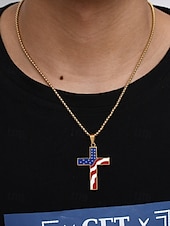 economico Gioielli da uomo-Collana con ciondolo a croce con bandiera americana da uomo – tonalità oro e argento con design della bandiera degli Stati Uniti, elegante e alla moda per un abbigliamento casual e di tendenza.