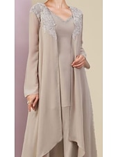 baratos Terninhos de calça da mamãe-Macacão/Pantalona para Casamento na Praia 3 Peças Mãe da Noiva Convidada de Casamento Formal Elegante Decote V Comprimento até o Chão Chiffon Renda Sem Mangas Envolvente Inclusa com Apliques de