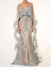 voordelige Vloerlengte-Sparkle Zeemeermin  Trompet Moeder van de Bruid Cape Jurk Strand Bruiloft Elegant Simpel Luxe V-Hals Vloer Lengte Bloemen Kant Tule