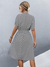 preiswerte Kunst &amp; Design Kleid-Damen Midikleid Figurbetontes Kleid Lässig Täglich Normale Passform Grafik Karomuster Kurzarm Hoher Ausschnitt Schwarz Braun Sommer
