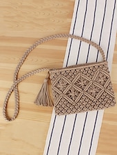 olcso Keresztpántos táskák-női kézzel szőtt boho crossbody táska – vintage makramé válltáska bojttal tengerparti nyaraláshoz és hétköznapi ruhákhoz szín fekete fehér rózsaszín