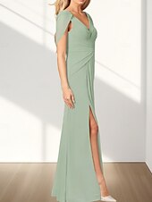 abordables Robes pour invitées de mariage-Robes d&#039;invitée de mariage A-Line Élégante Robe Invitée de mariage Fiançailles Longueur de sol Sans manches Col en V Chiffon Dos drapé avec plis Fente