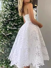 levne Koktejlové šaty-A-Line koktejl šaty Elegantní šaty pro svatební sprchu Bílé svatební šaty pro hosty Midi délka bez rukávů Sweetheart výstřih květinová krajka aplikace