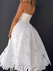 levne Koktejlové šaty-A-Line koktejl šaty Elegantní šaty pro svatební sprchu Bílé svatební šaty pro hosty Midi délka bez rukávů Sweetheart výstřih květinová krajka aplikace