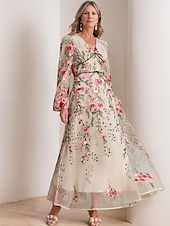 billige Gulvlengde-Blomstermønstrete Broderte Blonder A-Linje Mor til Bruden Kjole Semi Formell Kjole Strand Bryllup Enkel Minimalistisk V Hals Gulvlengde Tyll Lange Ermer med Fløyels Belte  Bånd