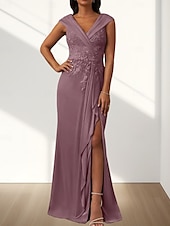 baratos Comprimento do chão-Vestido Mãe da Noiva Sereia  Trompete Convidada de Casamento Elegante Decote em V Comprimento de Chão Chiffon Sem Mangas com Rendas e Apliques Fenda Frontal