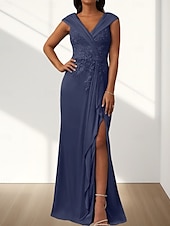 baratos Comprimento do chão-Vestido Mãe da Noiva Sereia  Trompete Convidada de Casamento Elegante Decote em V Comprimento de Chão Chiffon Sem Mangas com Rendas e Apliques Fenda Frontal