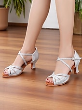 abordables Chaussures de danses latines-Chaussures de danse en satin argenté pour femmes avec talon chaton bas et bride croisée - chaussures de danse élégantes pour les danses de salon et latines