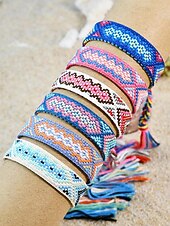 abordables Pulsera de mujer-Pulsera de la amistad trenzada con borlas hecha a mano en Nepal para mujer, pulsera de la amistad con patrón étnico colorido, estilo bohemio, adecuada para uso casual, playa y al aire libre.
