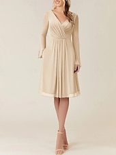 baratos Vestidos para Madrinhas-Vestido de dama de honra em corte A, decote em V, manga longa, elegante, comprimento até o joelho, chiffon com pregas / franzido 2025