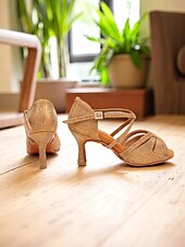 abordables Chaussures de danses latines-Chaussures de danse en satin argenté pour femmes avec talon chaton bas et bride croisée - chaussures de danse élégantes pour les danses de salon et latines