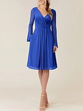 baratos Vestidos para Madrinhas-Vestido de dama de honra em corte A, decote em V, manga longa, elegante, comprimento até o joelho, chiffon com pregas / franzido 2025