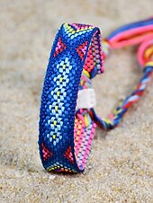 abordables Pulsera de mujer-Pulsera de la amistad trenzada con borlas hecha a mano en Nepal para mujer, pulsera de la amistad con patrón étnico colorido, estilo bohemio, adecuada para uso casual, playa y al aire libre.