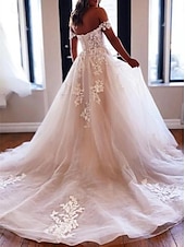 preiswerte Luxuriöse Hochzeitskleider-Strandhochzeit Verlobung formelle Hochzeitskleider Ballkleid schulterfrei kurze Ärmel Kapellenzug Spitze Brautkleider mit Knöpfen Applikationen