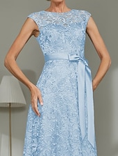 abordables Longueur du plancher-Robe Mère de la Mariée A-Line Bleu Ciel Élégante Invité de Mariage Simple Luxueuse Col Bateau Longueur de Sol Satin Ceinture Dentelle Sans Manches