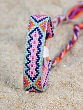 abordables Pulsera de mujer-Pulsera de la amistad trenzada con borlas hecha a mano en Nepal para mujer, pulsera de la amistad con patrón étnico colorido, estilo bohemio, adecuada para uso casual, playa y al aire libre.