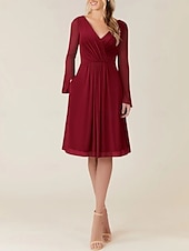 baratos Vestidos para Madrinhas-Vestido de dama de honra em corte A, decote em V, manga longa, elegante, comprimento até o joelho, chiffon com pregas / franzido 2025