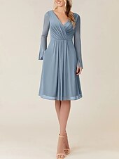 baratos Vestidos para Madrinhas-Vestido de dama de honra em corte A, decote em V, manga longa, elegante, comprimento até o joelho, chiffon com pregas / franzido 2025