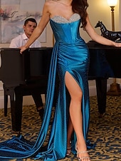 preiswerte Ballkleid-Perlenbesetztes Satin Kleid Meerjungfrau  Trompete Abschlussballkleider Elegantes Kleid Formell Semi-Formell Hochzeit Sweep  Brush Train Ärmellos Herzkristall-Ausschnitt Satin mit Glitter Raffung
