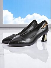 olcso Stiletto sarkú cipők-női fekete lakkbőr hegyes orrú cipők – texturált, arany lánc díszítéssel, arany sarkú cipők irodai viseletre, üzleti megbeszélésekre és hivatalos eseményekre