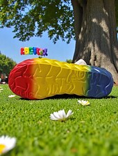 halpa Vapaa-ajan sandaalit-Naisten sateenkaarenväriset platform-sandaalit – valkoinen virkattu päällinen, monivärinen pohja, avoin kärkimalli pride-paraateihin, kesäfestivaaleille ja rantajuhliin
