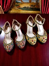 abordables Barroco &amp; Declaración-Tacones de bloque bordados barrocos de mujer estilo real dorado inspirado en el Gatsby de los años 1920 con adornos de piedras preciosas para ocasiones formales escénicas y de vestuario