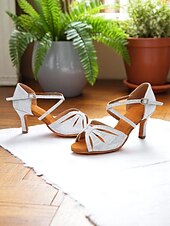 abordables Chaussures de danses latines-Chaussures de danse en satin argenté pour femmes avec talon chaton bas et bride croisée - chaussures de danse élégantes pour les danses de salon et latines
