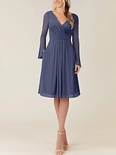baratos Vestidos para Madrinhas-Vestido de dama de honra em corte A, decote em V, manga longa, elegante, comprimento até o joelho, chiffon com pregas / franzido 2025