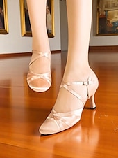 abordables Chaussures de danses latines-Chaussures de danse de salon croisées en satin noir pour femmes - Talons mi-hauts classiques pour danseuses professionnelles et danseuses sociales