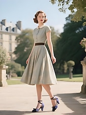 halpa 1950-luvun retrotyyli-Naisten tummansiniset pilkulliset 1950-luvun vintage-nilkkaremmillä varustetut korkokengät, joissa musta rusetti ja retrokorko, pin-up-tyyliin, teekutsuille ja erityistilaisuuksiin