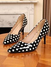 preiswerte 1950er Jahre-Damenpumps mit spitzer Zehenpartie und schwarzen und weißen Punkten, Lackleder-Kitten Heels fürs Büro, Partys im Retro-Stil der 1950er und Cocktail-Events