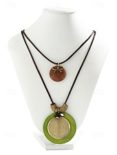 abordables Collier pour femme-Collier bohème à pendentif en bois multicouche pour femme – perles en alliage naturel faites à la main, design ethnique en spirale, bijoux légers pour tenues décontractées, fêtes d&#039;été et vacances à la plage
