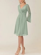 baratos Vestidos para Madrinhas-Vestido de dama de honra em corte A, decote em V, manga longa, elegante, comprimento até o joelho, chiffon com pregas / franzido 2025