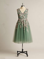 abordables Robes Longues / Gowns-Robe de Prom Tulle A-line Brodée de Fleurs Élégante Robe Formelle Invité de Mariage Longueur Thé Sans Manches Col en V