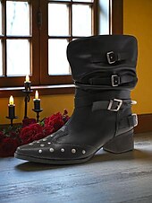 abordables Années 1980-Bottines noires punk gothiques pour femmes avec détails chauve-souris et croix - design à pointes et clous, mode alternative des années 1980, idéales pour les événements de la vie nocturne, les fêtes