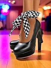 billige 1980-tallet-Damesko i vintage-stil, svart med platåhæler fra 1980-tallet og rutete ankelbånd – retro pin-up-pumps til fester, dansearrangementer og kvelder ute