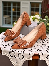 preiswerte 1950er Jahre-Damen-Pumps aus Lackleder im Vintage-Stil mit Krokodilprägung – braune Pumps mit spitzer Spitze, übergroßer Schleife und Blockabsatz fürs Büro, Teepartys und Outfits im Stil der 50er Jahre