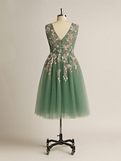 abordables Robes Longues / Gowns-Robe de Prom Tulle A-line Brodée de Fleurs Élégante Robe Formelle Invité de Mariage Longueur Thé Sans Manches Col en V