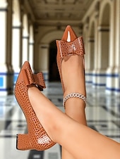 preiswerte 1950er Jahre-Damen-Pumps aus Lackleder im Vintage-Stil mit Krokodilprägung – braune Pumps mit spitzer Spitze, übergroßer Schleife und Blockabsatz fürs Büro, Teepartys und Outfits im Stil der 50er Jahre