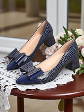 preiswerte 1950er Jahre-Damen-Pumps aus Lackleder im Vintage-Stil mit Krokodilprägung – braune Pumps mit spitzer Spitze, übergroßer Schleife und Blockabsatz fürs Büro, Teepartys und Outfits im Stil der 50er Jahre